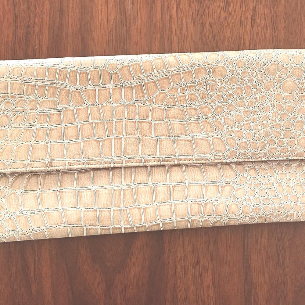 Tan Crocodile clutch✨ - Picture 2 of 3